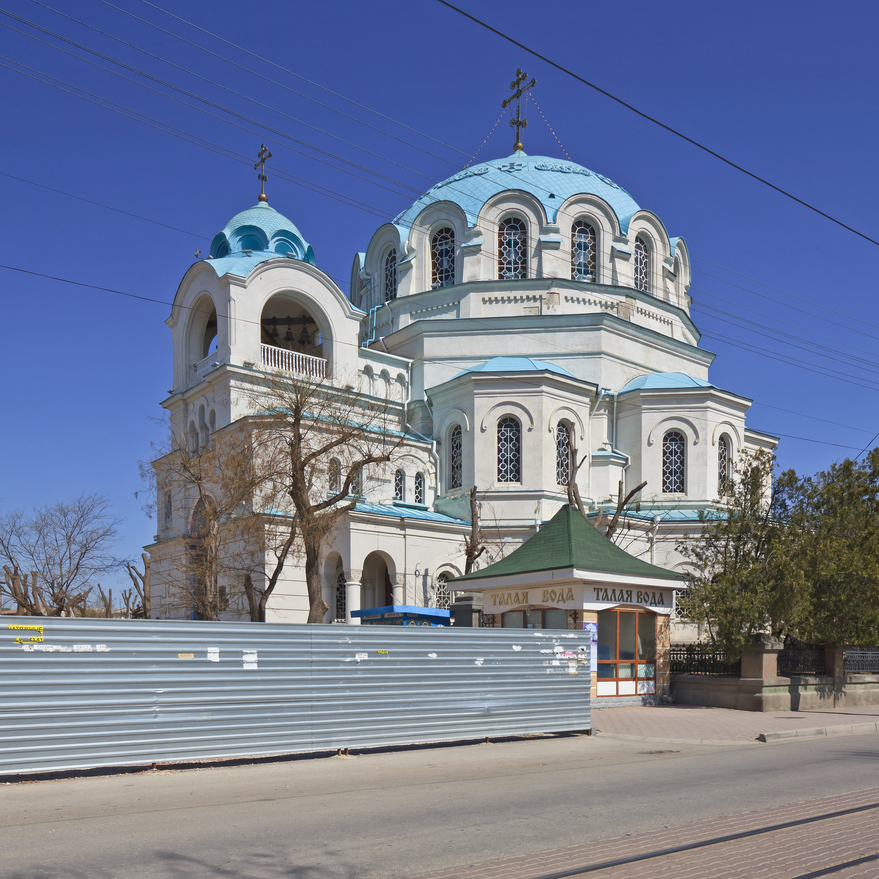 Фасад и купол собора Святого Николая в Евпатории