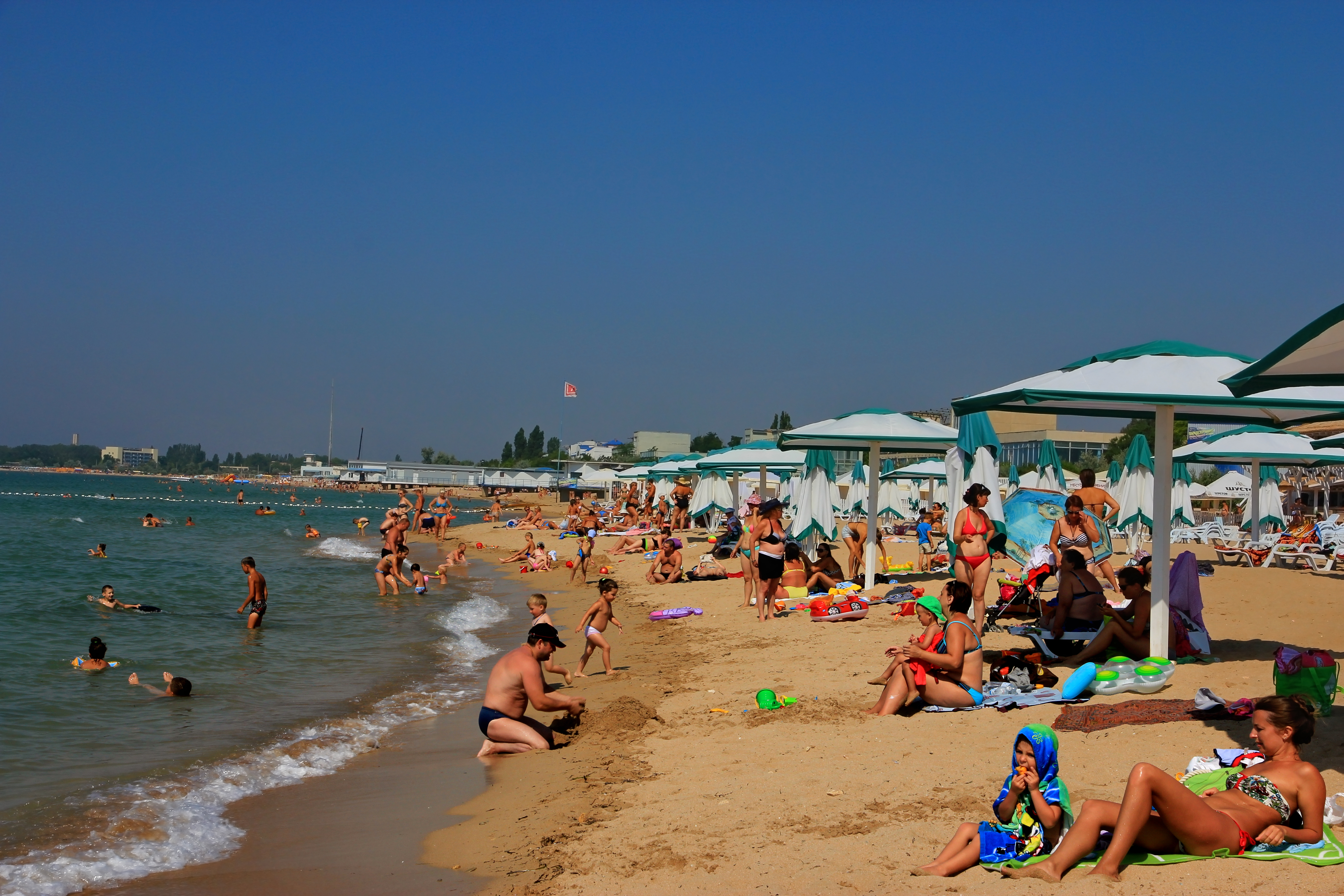 Песчаный пляж Евпатории у Чёрного моря, фотография 2014 года